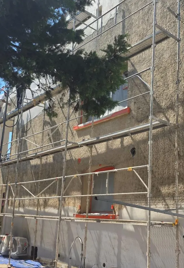 Façade de maison sous échafaudage pendant un ravalement