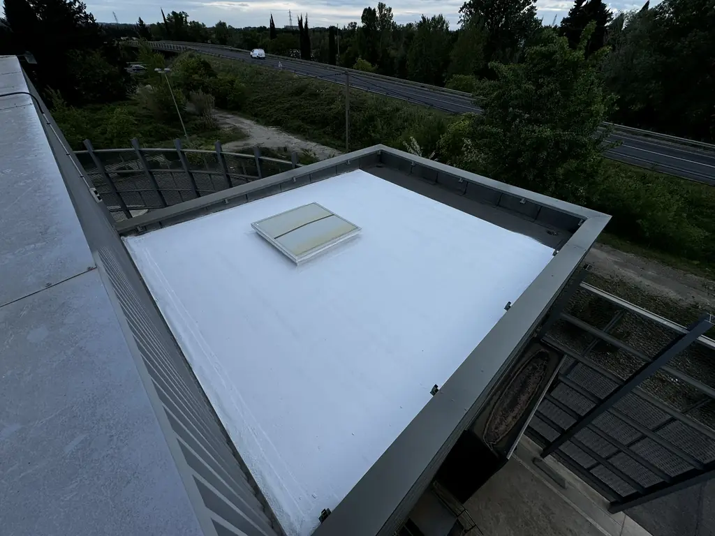 Petite toiture-terrasse blanche avec son lanterneau, vue d’en haut