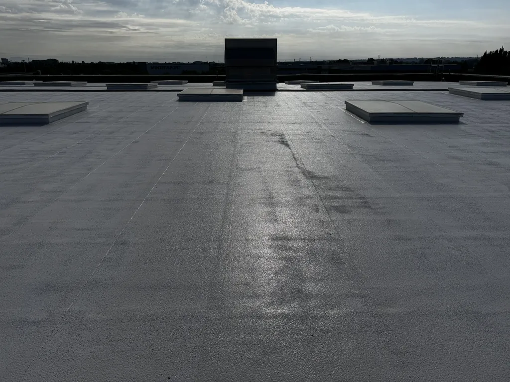 Grande toiture-terrasse sombre, avant application du revêtement